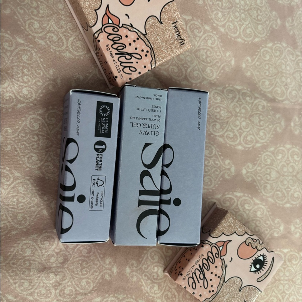 Saie Glowy Super Gel Set, 2 cookie benefit highlighters and saie dew blush.